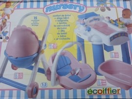 Ecoiffier 21850 Nursery opatrovateľské centrum s bábikou, kočiarikom a autosedačkou