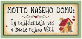 Drevená ceduľa s nápisom: Motto nášho domu