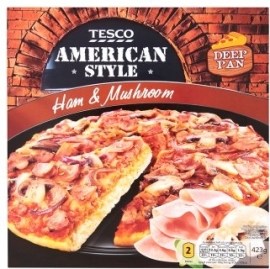 Tesco American Style Pizza s paradajkovou omáčkou šunkou mozzarelou hubami a cibuľou 423g