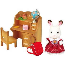 Sylvanian Families Nábytok chocolate králikov - sestra pri písacom stole so stoličkou