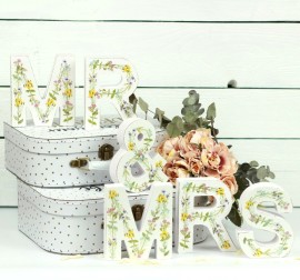 Sass & Belle Drevený nápis Mr & Mrs s lúčnymi kvetmi