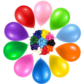 Balenie rôznofarebných balónikov
