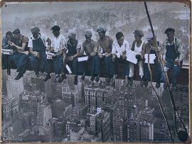 TP Plechová ceduľa - Maliari sediaci na Brooklyn Bridge
