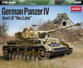 Academy Games Model Kit tank 13528 - German Panzer IV Ausf.H "Ver.Late" (1:35)