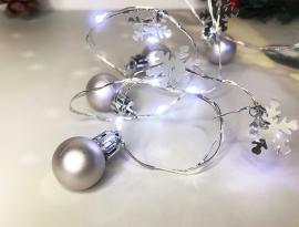 MagicHome Reťaz Vianoce Ball, 20 LED studená biela, s guľami a vločkami, strieborná