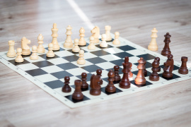 Drevené šachy staunton s rolovacou šachovnicou B/W