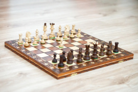 Drevený šach s ozdobou
